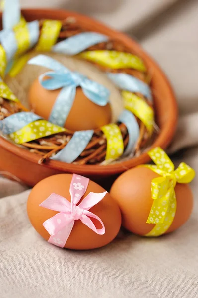 Пасхальные яйца на льняной ткани — стоковое фото