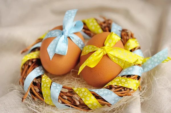 Πασχαλινά αυγά στη φωλιά σε μια λινάτσα — Φωτογραφία Αρχείου