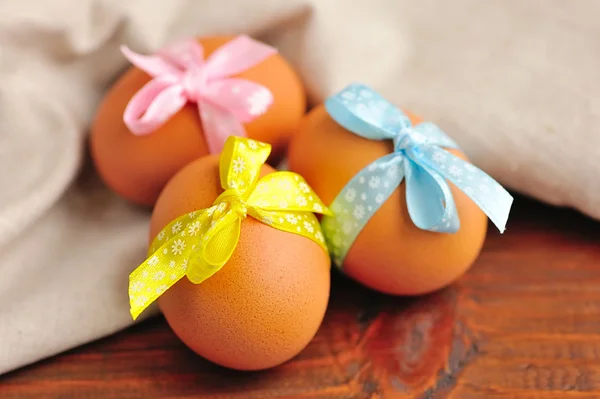 Pasen eieren op een linnen stof — Stockfoto