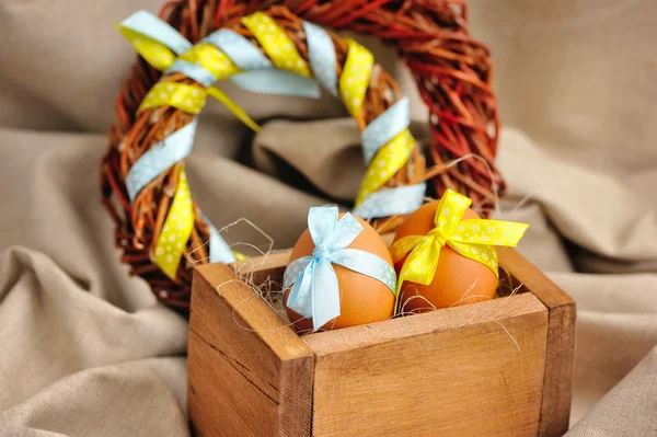 Huevos de Pascua en caja de madera —  Fotos de Stock