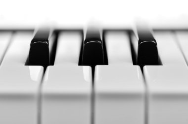 Piyano tuşlarına yakın çekim