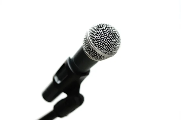 Microfone sobre um fundo branco — Fotografia de Stock