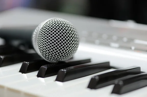 Microfone clássico no teclado — Fotografia de Stock