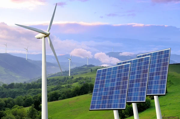 Paneles solares y turbina eólica — Foto de Stock