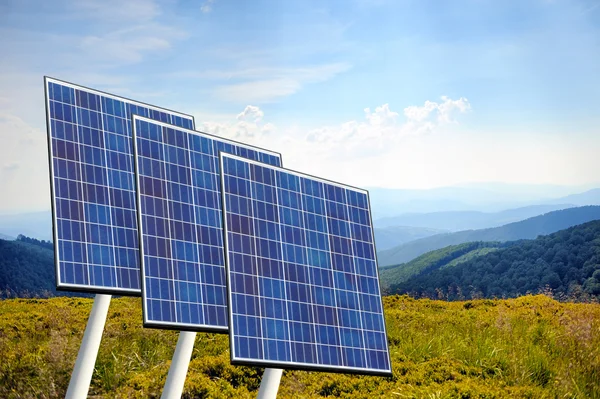 Paneles solares sobre fondo natural — Foto de Stock