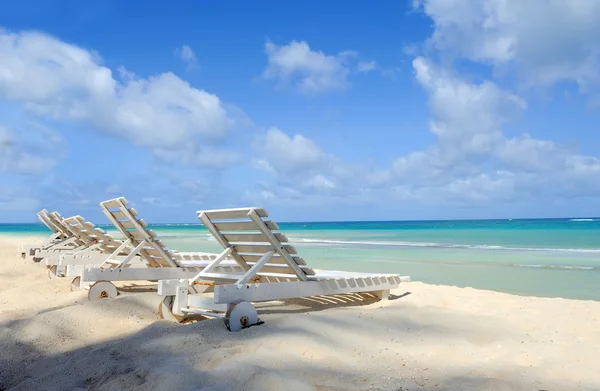 Silla de playa en la playa con cielo azul —  Fotos de Stock