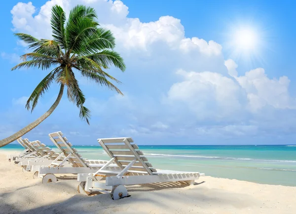 Silla de playa en la playa con cielo azul —  Fotos de Stock