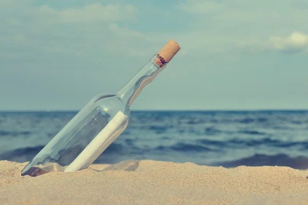 Mensagem na garrafa do oceano — Fotografia de Stock