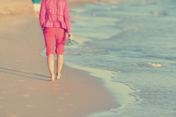 Wandelen op het strand — Stockfoto