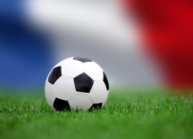 Yeşil çimlerde futbol topu