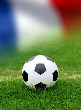 Yeşil çimlerde futbol topu