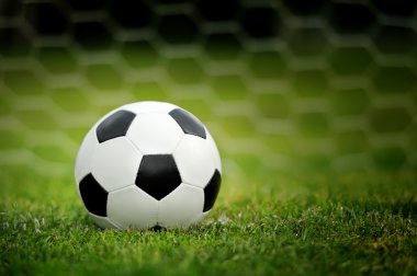 Yeşil çimlerde futbol topu