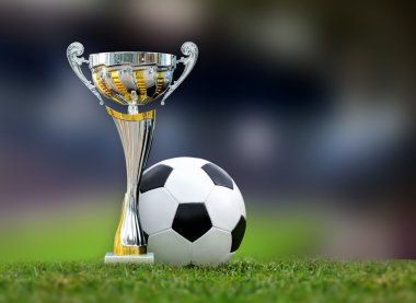 Çim Altın Kupa ve futbol topu 