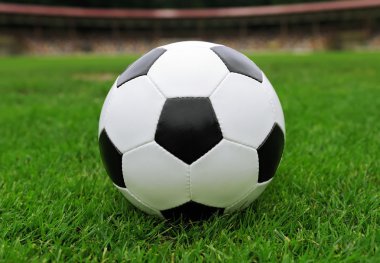 Yeşil çimlerde futbol topu