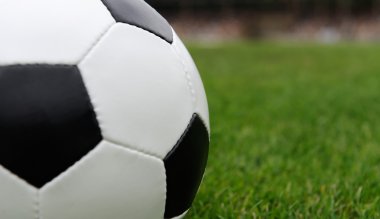 Yeşil çimlerde futbol topu