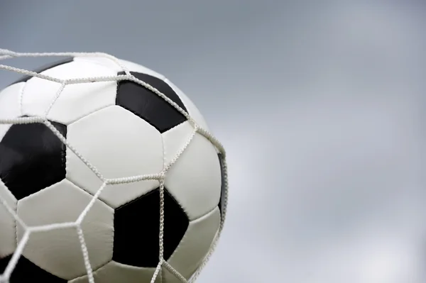 Pallone da calcio in porta — Foto Stock