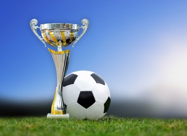 Çim Altın Kupa ve futbol topu 