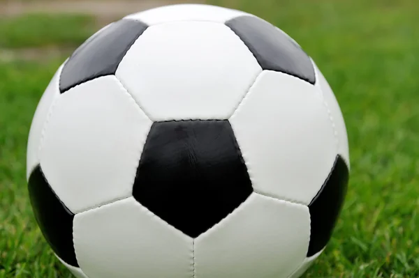 Bola de futebol na grama verde — Fotografia de Stock