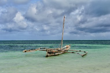 Balıkçı tekneleri okyanusta eski ahşap dhow