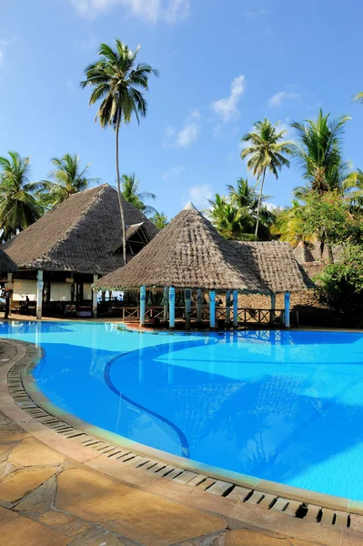 Dom z niebieski basen i palmy — Zdjęcie stockowe