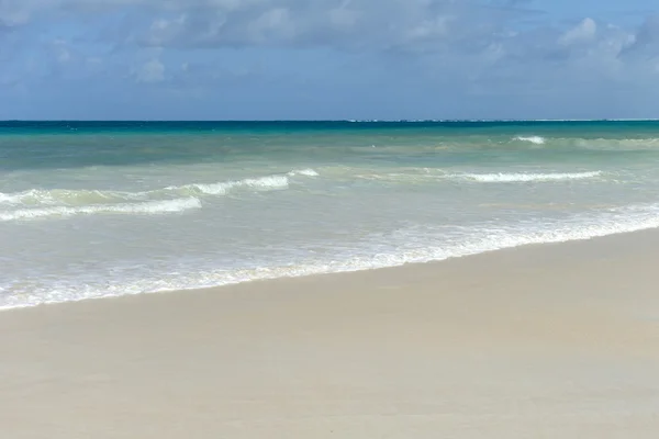 Летний пляж и океан — стоковое фото