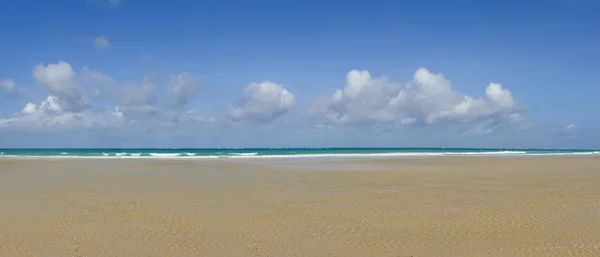 Hermosa playa y el océano tropical — Foto de Stock