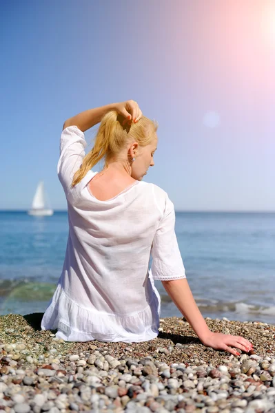 Donna su una spiaggia — Foto Stock