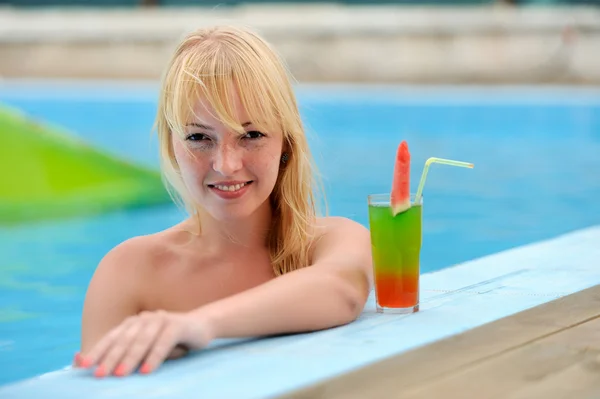 Mujer bebiendo cóctel en la piscina —  Fotos de Stock