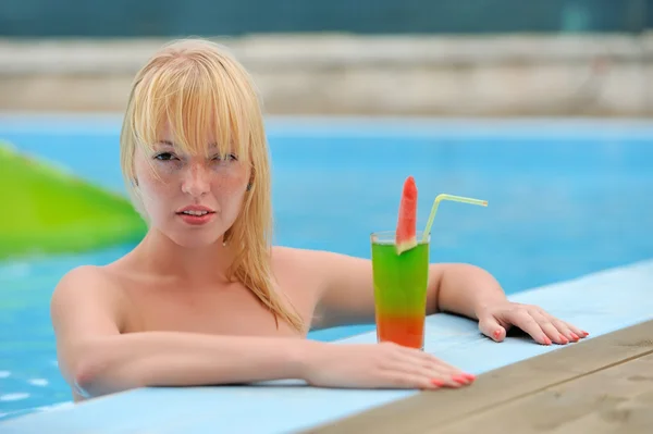 Frauen trinken Cocktail im Pool — Stockfoto