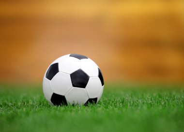 Yeşil çimlerde futbol topu