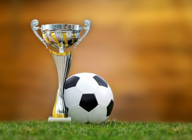 Çim Altın Kupa ve futbol topu 