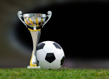 Çim Altın Kupa ve futbol topu 