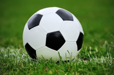 Yeşil çimlerde futbol topu