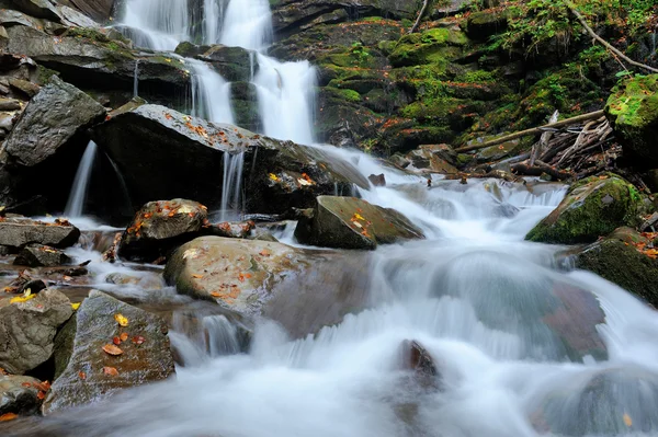 Waldwasserfall und Felsen — Stockfoto