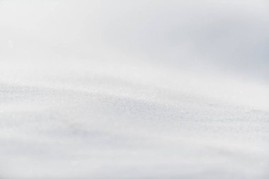 Karlı tarlaları olan güzel bir kış arkaplanı. Doğal kış dokusu. Karlı yüzeyde rüzgar