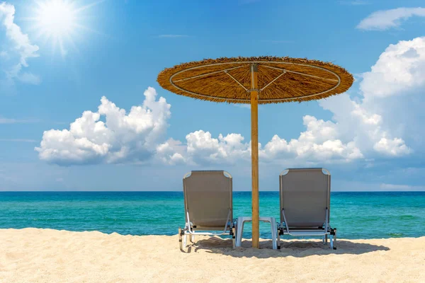 Liegestuhl Mit Sonnenschirm Mit Blauem Himmel Und Sonne Tropischen Strand — Stockfoto