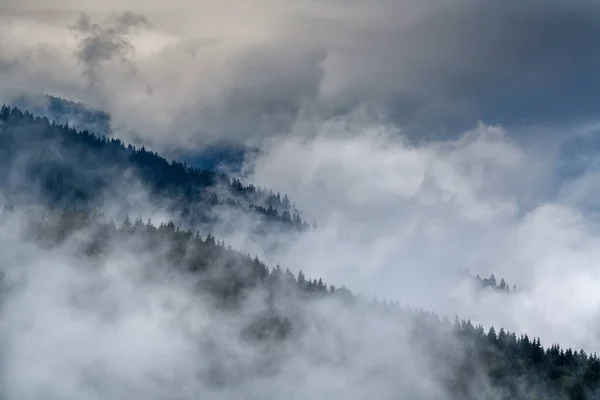 Vue Majestueuse Sur Magnifiques Montagnes Brouillard Nuages Dans Paysage Brumeux — Photo
