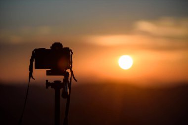 Üç ayaklı kamera ve bulanık odaklı dağ manzaralı fotoğrafçılık. Gün batımı ya da gün doğumu