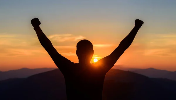 Özgür Adam Altın Günbatımı Yaz Gökyüzüne Kollarını Kaldırıyor Özgürlük Başarı — Stok fotoğraf