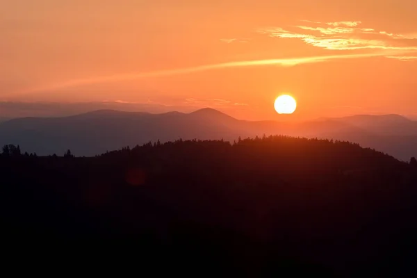 Величественный Закат Горах Пейзаж Солнечными Лучами — стоковое фото