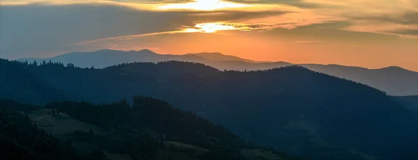 Coucher Soleil Majestueux Dans Paysage Montagneux Avec Des Rayons Ensoleillés — Photo