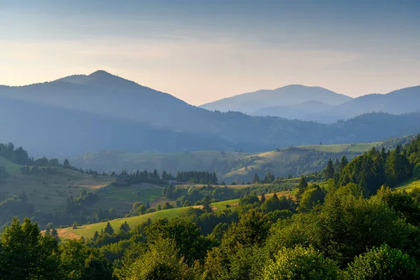 Increíble Paisaje Montaña Con Colorido Atardecer Vívido Cielo Nublado Fondo —  Fotos de Stock