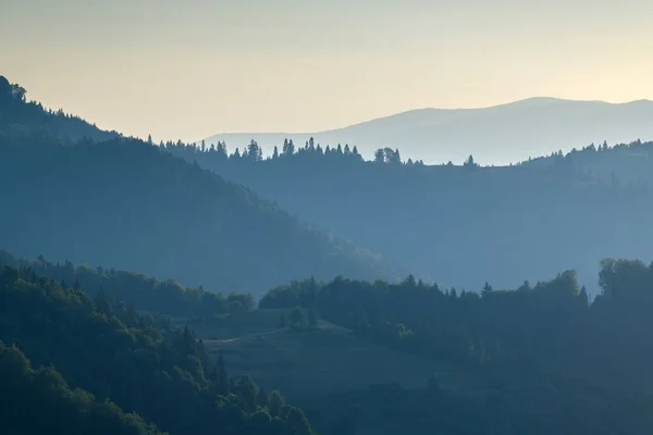 Coucher Soleil Majestueux Dans Paysage Montagneux Avec Des Rayons Ensoleillés — Photo