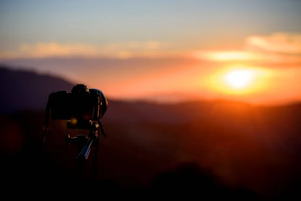 Kamera Statywie Widok Fotografii Zamazanym Krajobrazem Górskim Ostrości Zachód Słońca — Zdjęcie stockowe
