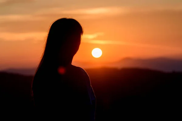 Mulher Ficar Montanha Vigiar Pôr Sol Enevoado Silhueta Menina Pensativa — Fotografia de Stock