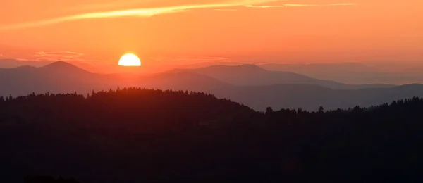 Majestátní Západ Slunce Horské Krajině Slunečnými Paprsky — Stock fotografie