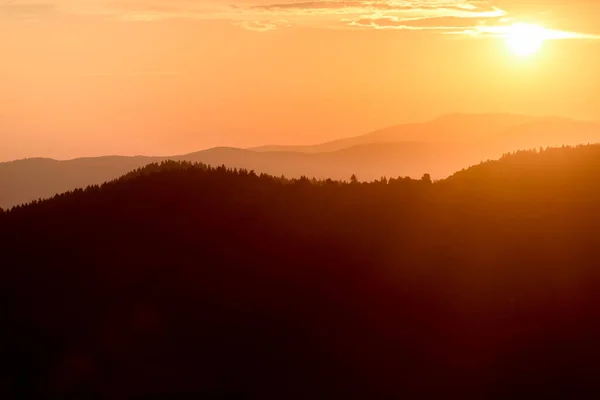 太陽の光が差し込む山の風景の中の雄大な夕日 — ストック写真