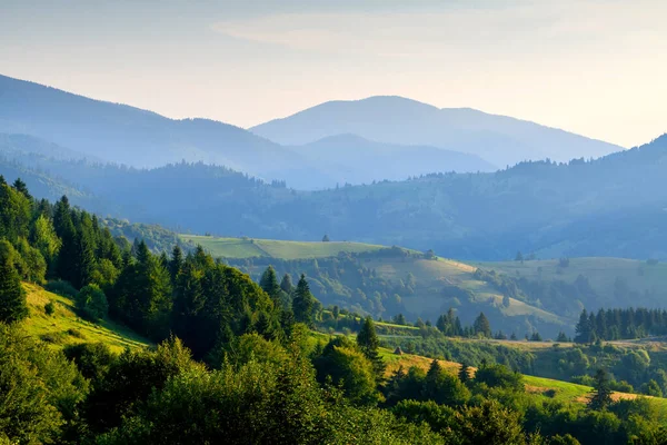 Verbazingwekkende Berglandschap Met Kleurrijke Levendige Zonsondergang Bewolkte Hemel Natuurlijke Outdoor — Stockfoto