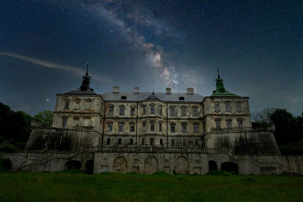 在城堡的风景上勾勒出生气勃勃的银河综合形象 — 图库照片