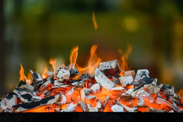 Närbild Grill Grop Med Glödande Och Flammande Varma Träkol Briketter — Stockfoto